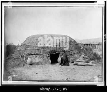 Pima ki (maison primitive), Pima, Arizona, Edward S. Curtis Collection., Curtis no. 2235-07.. Indiens d'Amérique du Nord, habitations, Arizona, 1900-1910. , Indiens Pima, habitations, 1900-1910. , Wickiups, Arizona, 1900-1910. Banque D'Images