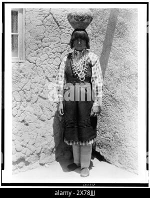 Shuati Sia. Portrait en pied d'une femme debout, face à face, avec pot sur la tête, Collection Edward S. Curtis., publié dans : The North American Indian / Edward S. Curtis. [Seattle, Wash.] : Edward S. Curtis, 1907-30 suppl., v. 16, p. 561.. Indiens d'Amérique du Nord, vêtements et robes, 1920-1930. , Indiens Sia, vêtements et robes, 1920-1930. Banque D'Images