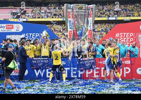 Oxford United soulève le trophée pendant les célébrations alors que leur équipe est promue au Sky Bet Championship après la finale des play-off de Sky Bet League One au stade de Wembley, à Londres. Date de la photo : samedi 18 mai 2024. Banque D'Images