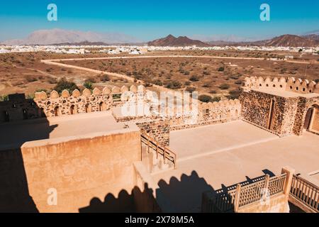 Une vue du paysage depuis le toit du château de Jabreen, Bahla, Oman. Construit en 1675, à partir de brique de boue, pierre, bois Banque D'Images