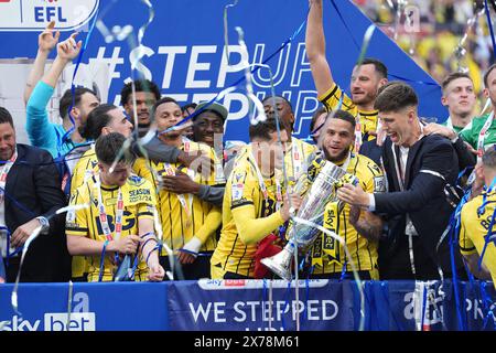 Oxford United soulève le trophée pendant les célébrations alors que leur équipe est promue au Sky Bet Championship après la finale des play-off de Sky Bet League One au stade de Wembley, à Londres. Date de la photo : samedi 18 mai 2024. Banque D'Images