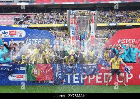 Oxford United soulève le trophée pendant les célébrations alors que leur équipe est promue au Sky Bet Championship après la finale des play-off de Sky Bet League One au stade de Wembley, à Londres. Date de la photo : samedi 18 mai 2024. Banque D'Images