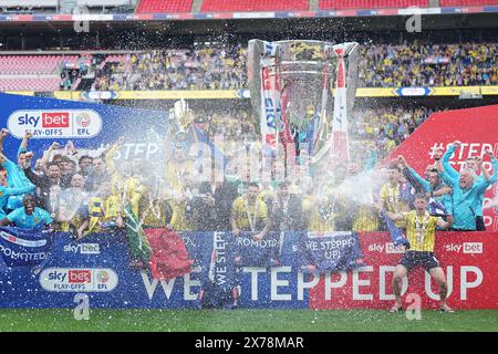 Oxford United soulève le trophée pendant les célébrations alors que leur équipe est promue au Sky Bet Championship après la finale des play-off de Sky Bet League One au stade de Wembley, à Londres. Date de la photo : samedi 18 mai 2024. Banque D'Images