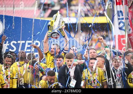 Londres, Royaume-Uni. 18 mai 2024. Les joueurs d'Oxford United lèvent le trophée après la promotion de lecture lors du Bolton Wanderers FC v Oxford United FC Sky Bet EFL League One Play-Off final au stade de Wembley, Londres, Angleterre, Royaume-Uni le 18 mai 2024 crédit : Every second Media/Alamy Live News Banque D'Images