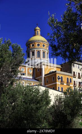 Italie, Sicile, Tindari, St Mary, sanctuaire, le dôme de la cathédrale et des oliviers Banque D'Images