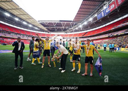 Oxford United soulève le trophée pendant les célébrations alors que leur équipe est promue au Sky Bet Championship après la finale des play-off de Sky Bet League One au stade de Wembley, à Londres. Date de la photo : samedi 18 mai 2024. Banque D'Images