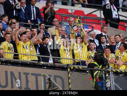 Oxford United soulève le trophée pendant les célébrations alors que leur équipe est promue au Sky Bet Championship après la finale des play-off de Sky Bet League One au stade de Wembley, à Londres. Date de la photo : samedi 18 mai 2024. Banque D'Images