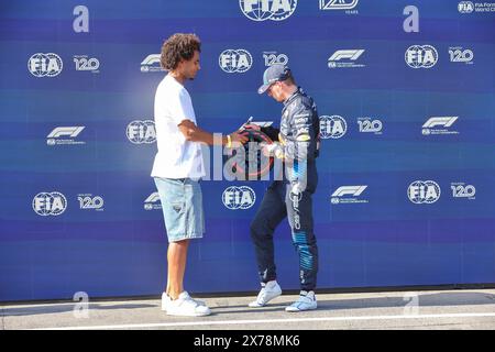 Trophée Pirelli pour la pole position, présenté par Joshua Zirkzee (NED) footballeur du FC Bologne - Italien Serie A, à Max Verstappen (NED) - Oracle Red Bull Banque D'Images