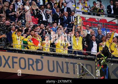 Oxford United soulève le trophée pendant les célébrations alors que leur équipe est promue au Sky Bet Championship après la finale des play-off de Sky Bet League One au stade de Wembley, à Londres. Date de la photo : samedi 18 mai 2024. Banque D'Images