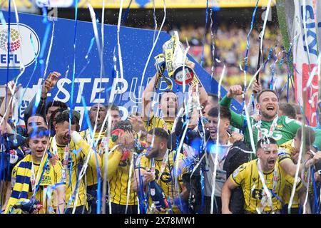 Oxford United soulève le trophée pendant les célébrations alors que leur équipe est promue au Sky Bet Championship après la finale des play-off de Sky Bet League One au stade de Wembley, à Londres. Date de la photo : samedi 18 mai 2024. Banque D'Images