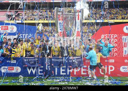 Oxford United soulève le trophée pendant les célébrations alors que leur équipe est promue au Sky Bet Championship après la finale des play-off de Sky Bet League One au stade de Wembley, à Londres. Date de la photo : samedi 18 mai 2024. Banque D'Images