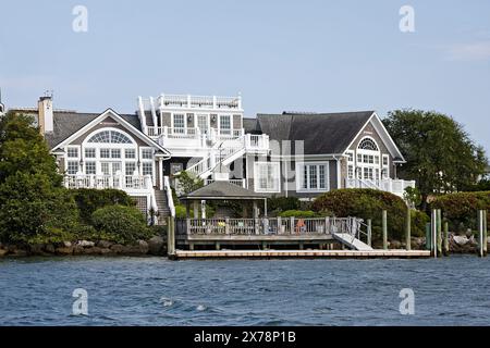 grande maison sur l'eau, 4 ponts, quai, doak flottant, attrayant, ICW, Atlantic Intracoastal Waterway, Caroline du Nord, NC, États-Unis Banque D'Images