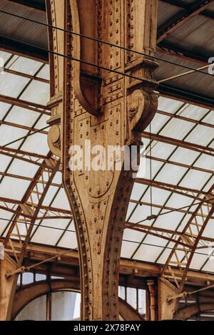 Nice, France - 23 juillet 2023 : gros plan sur les détails architecturaux et les colonnes métalliques de la gare de Nice Banque D'Images