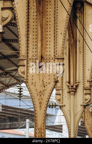 Nice, France - 23 juillet 2023 : gros plan sur les détails architecturaux et les colonnes métalliques de la gare de Nice Banque D'Images