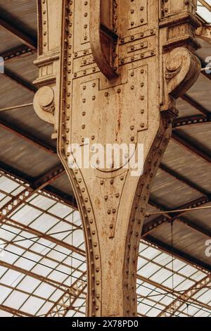 Nice, France - 23 juillet 2023 : gros plan sur les détails architecturaux et les colonnes métalliques de la gare de Nice Banque D'Images