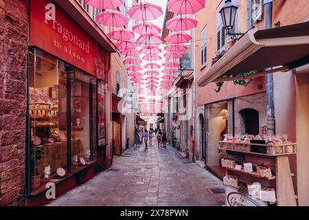 Grasse, France - 23 juillet 2023 : célèbres parapluies roses décorant les rues centrales de Grasse Banque D'Images