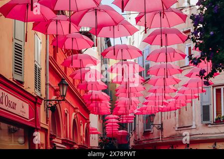 Grasse, France - 23 juillet 2023 : célèbres parapluies roses décorant les rues centrales de Grasse Banque D'Images