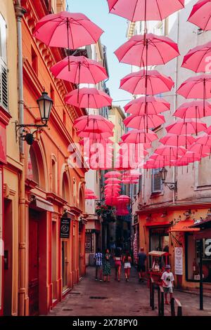 Grasse, France - 23 juillet 2023 : célèbres parapluies roses décorant les rues centrales de Grasse Banque D'Images