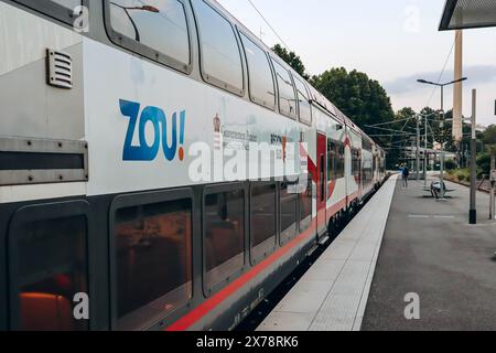 Grasse, France - 23 juillet 2023 : train SNCF, type TER, stationne à la gare de Grasse Banque D'Images