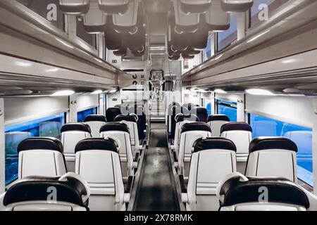 Nice, France - 23 juillet 2023 : à l'intérieur du train SNCF, type TER, sans passagers. Banque D'Images