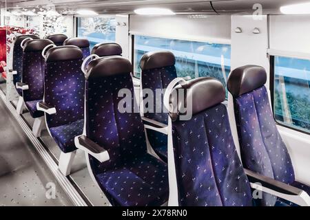 Nice, France - 23 juillet 2023 : à l'intérieur du train SNCF, type TER, sans passagers. Banque D'Images