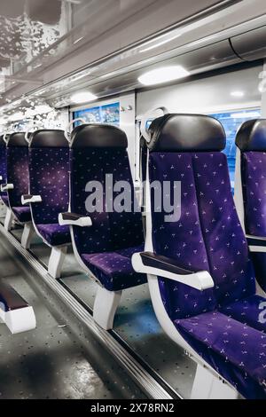 Nice, France - 23 juillet 2023 : à l'intérieur du train SNCF, type TER, sans passagers. Banque D'Images