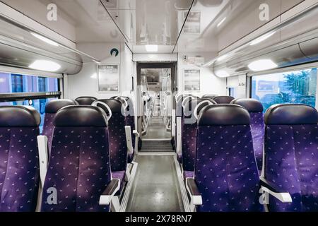 Nice, France - 23 juillet 2023 : à l'intérieur du train SNCF, type TER, sans passagers. Banque D'Images