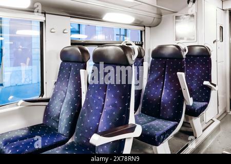 Nice, France - 23 juillet 2023 : à l'intérieur du train SNCF, type TER, sans passagers. Banque D'Images