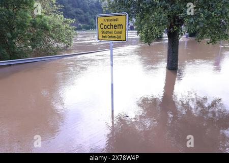 Cochem, Allemagne. 18 mai 2024. Sur la route L98 inondée, le panneau de la ville de Cochem sur la Moselle est dans l'eau. Crédit : David Young/dpa/Alamy Live News Banque D'Images