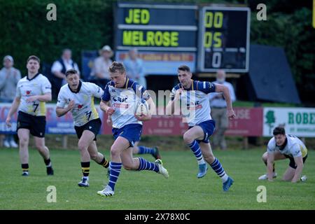 Jedburgh, Royaume-Uni. 18 mai 2024. Finale des Kings of the 7s 2023 le 121e match des JedForest Sevens à Riverside Park, Jedburgh. Vainqueurs Melrose Rugby. Vaincre les hôtes Jedforest dans une finale durement disputée Jedforest 12 Melrose 19. Vainqueur de la série Kings of the Sevens Kelso RFC. Crédit : Rob Gray/Alamy Live News Banque D'Images