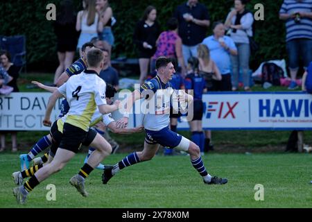 Jedburgh, Royaume-Uni. 18 mai 2024. Finale des Kings of the 7s 2023 le 121e match des JedForest Sevens à Riverside Park, Jedburgh. Vainqueurs Melrose Rugby. Vaincre les hôtes Jedforest dans une finale durement disputée Jedforest 12 Melrose 19. Vainqueur de la série Kings of the Sevens Kelso RFC. Crédit : Rob Gray/Alamy Live News Banque D'Images