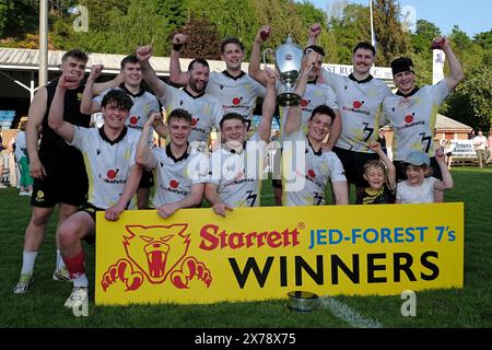 Jedburgh, Royaume-Uni. 18 mai 2024. Finale des Kings of the 7s 2023 le 121e match des JedForest Sevens à Riverside Park, Jedburgh. Vainqueurs Melrose Rugby. Vaincre les hôtes Jedforest dans une finale durement disputée Jedforest 12 Melrose 19. Vainqueur de la série Kings of the Sevens Kelso RFC. Crédit : Rob Gray/Alamy Live News Banque D'Images