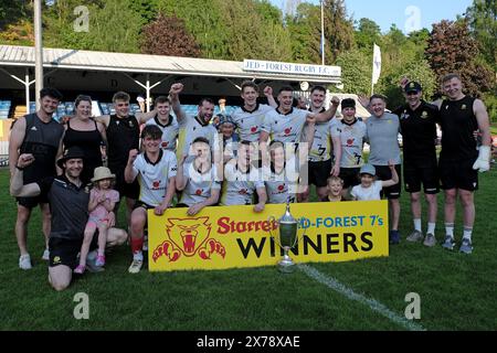 Jedburgh, Royaume-Uni. 18 mai 2024. Finale des Kings of the 7s 2023 le 121e match des JedForest Sevens à Riverside Park, Jedburgh. Vainqueurs Melrose Rugby. Vaincre les hôtes Jedforest dans une finale durement disputée Jedforest 12 Melrose 19. Vainqueur de la série Kings of the Sevens Kelso RFC. Crédit : Rob Gray/Alamy Live News Banque D'Images