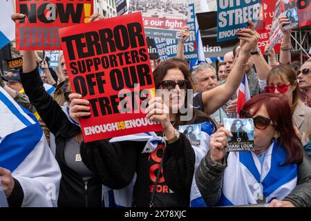 Londres, Royaume-Uni, 18 mai 2024. Les contre-manifestants pro-israéliens brandissent des pancartes lors de la marche annuelle de LA NAKBA à Londres. Crédit : James Willoughby/Alamy Live News Banque D'Images