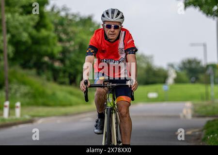 Milton Keynes, Royaume-Uni. 18 mai 2024. Mark Crowther, qui s'est rendu à chaque match extérieur de Luton Town 2023/24 premier League pour des œuvres caritatives et pour sensibiliser à la santé mentale à Milton Keynes, en Angleterre, le 18 mai 2024. Photo de David Horn. Crédit : Prime Media images/Alamy Live News Banque D'Images