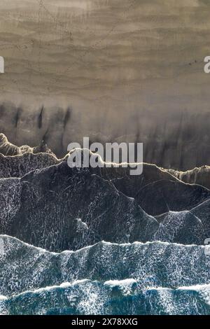 Vue aérienne des vagues et des motifs sur la plage de sable noir de Stokksnes, sud-est de l'Islande Banque D'Images