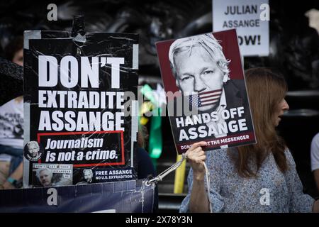 Les partisans de Julian Assange se sont rassemblés à Piccadilly Circus avant l'audience d'appel de l'extradition du fondateur de WikiLeaks à la haute Cour la semaine prochaine. Assange fait face à une extradition vers les États-Unis pour espionnage suite à la publication de documents, qui, selon ses partisans, comprenaient des preuves de crimes de guerre américains en Afghanistan et en Irak. Crédit : Sinai Noor/Alamy Live News Banque D'Images