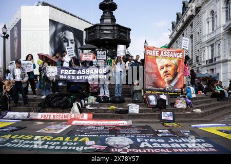 Les partisans de Julian Assange se sont rassemblés à Piccadilly Circus avant l'audience d'appel de l'extradition du fondateur de WikiLeaks à la haute Cour la semaine prochaine. Assange fait face à une extradition vers les États-Unis pour espionnage suite à la publication de documents, qui, selon ses partisans, comprenaient des preuves de crimes de guerre américains en Afghanistan et en Irak. Crédit : Sinai Noor/Alamy Live News Banque D'Images