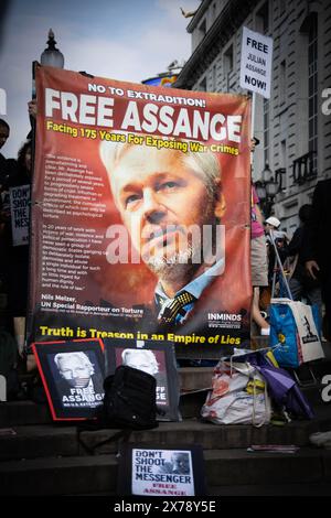 Les partisans de Julian Assange se sont rassemblés à Piccadilly Circus avant l'audience d'appel de l'extradition du fondateur de WikiLeaks à la haute Cour la semaine prochaine. Assange fait face à une extradition vers les États-Unis pour espionnage suite à la publication de documents, qui, selon ses partisans, comprenaient des preuves de crimes de guerre américains en Afghanistan et en Irak. Crédit : Sinai Noor/Alamy Live News Banque D'Images