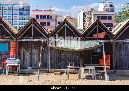 Cabanes de pêche sur la plage de Monte Gordo, Algarve orientale, Algarve, Portugal, Europe Banque D'Images