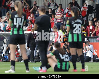 Borehamwood, Royaume-Uni. 18 mai 2024. Borehamwood, Angleterre, le 18 mai 2024 : les joueurs de Brighton et Hove Albion regardent Vivianne Miedema (11 Arsenal) est applaudie après le match de Super League Barclays FA Womens entre Arsenal et Brighton et Hove Albion au stade Mangata Pay UK (Meadow Park) à Borehamwood, Angleterre. (Jay Patel/SPP) crédit : photo de presse sportive SPP. /Alamy Live News Banque D'Images