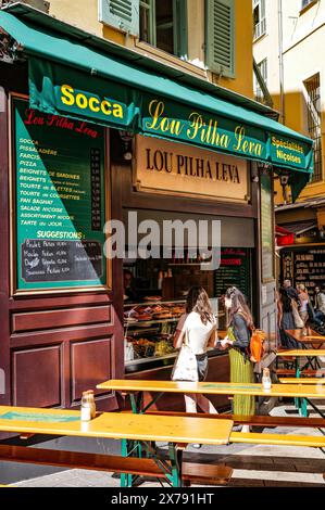 Nice, France. Stand de socca à emporter dans la vieille ville. . Socca est une sorte de crêpe à base de farine de pois chiches et typique de Nice Banque D'Images