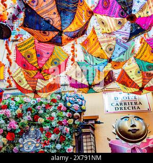 Nice, France - des parasols colorés suspendus à l'envers au-dessus d'une rue étroite fournissent de l'ombre sur les tables de l'un des restaurants en plein air Banque D'Images
