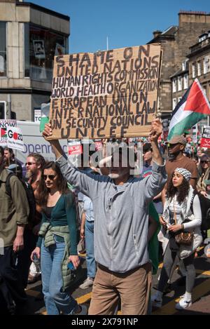 Des partisans de Pro Palestine marchent sur Princes Street, Édimbourg, Écosse, Royaume-Uni. 18 mai 2024. Banque D'Images