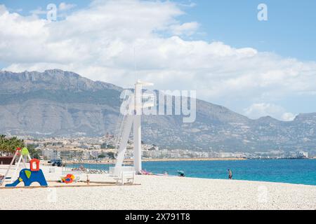 Vue sur la plage de Raco de Albir et la mer Méditerranée bleu turquoise à Albir, province d'Alicante, Espagne. Banque D'Images