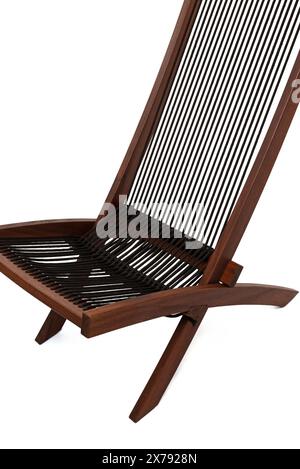 chaises longues brunes, chaise longue isolée sur fond blanc. fauteuil inclinable en bois et cordes Banque D'Images