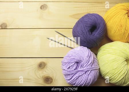 Boules de fil à tricoter colorées sur la table. Bon passe-temps et loisirs Banque D'Images