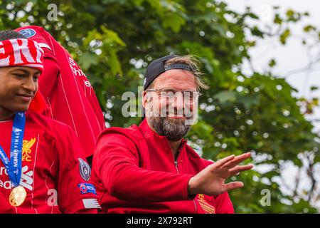 Un gros plan sur le manager du Liverpool Football Club Jurgen Klopp qui a fait signe à la foule lors du défilé de bus à toit ouvert à travers Liverpool le 2 juin 2019, le da Banque D'Images