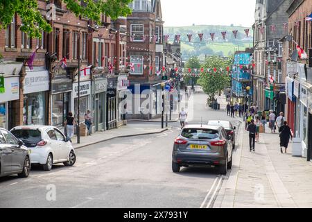 Centre-ville de Belper, avec drapeau de l'union au printemps, Belper, Derbyshire, Angleterre Banque D'Images