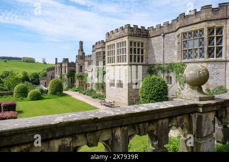 Extérieur et jardins murés élisabéthains de Haddon Hall, Bakewell, Derbyshire, Angleterre, Royaume-Uni Banque D'Images